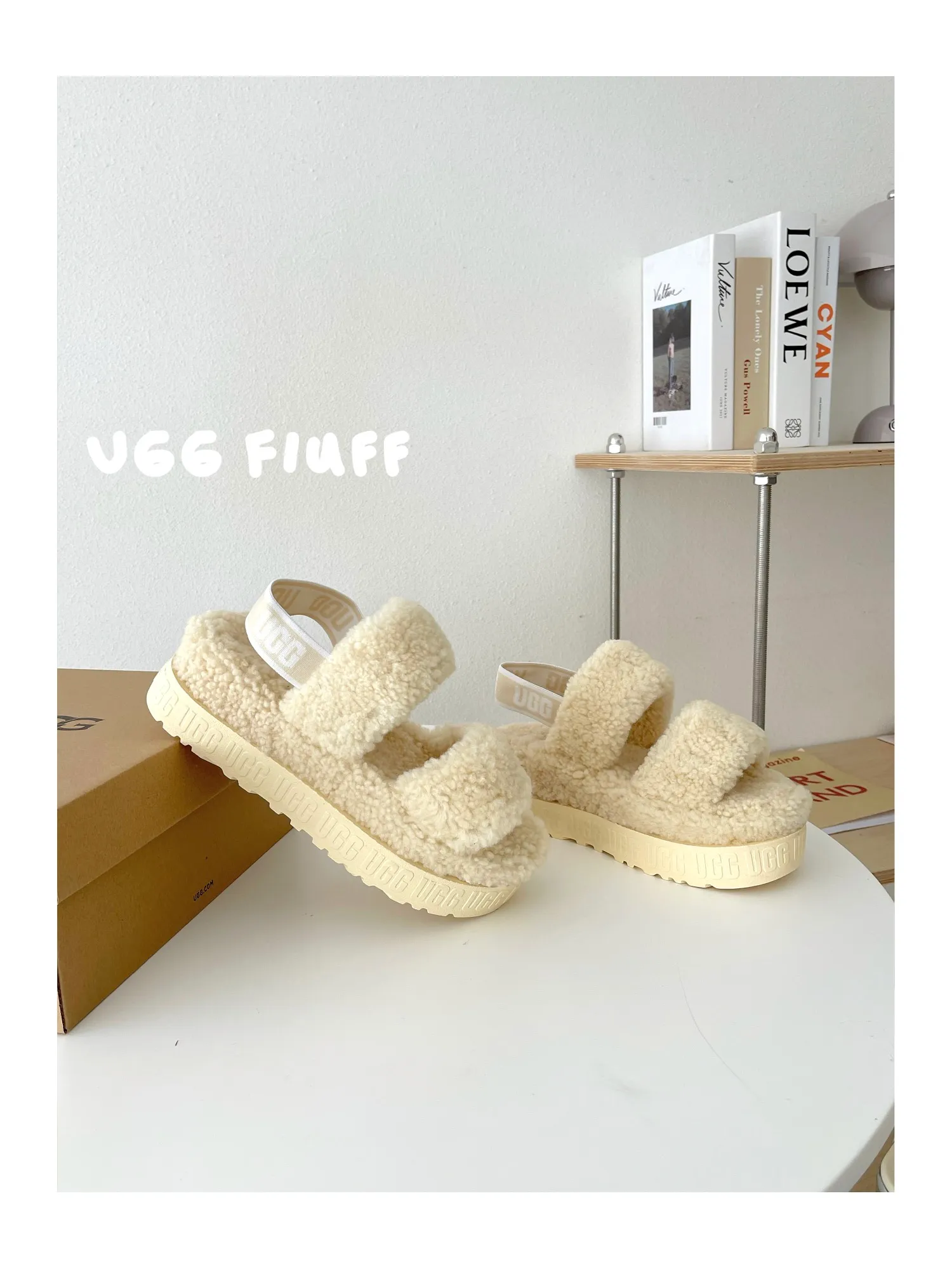 💰440 UGG sheepskin all-in-one snow boots 0876 new autumn and winter style Zhou Dongyu's same style furry slippers Product name: Ovlafita, Longfeng Teddy fur muffin bottom slippers, new at the counter simultaneously It is an upgraded version of the classic oh yeah sandals, the corrugated sheepskin material is used to make it more fashionable and cool, the heel strap is the highlight of the entire design, the muffin bottom visually increases, good news for small sisters, large quantities in stock Code number: 35-41 Color: white, gray, black, pink, army green, maroon